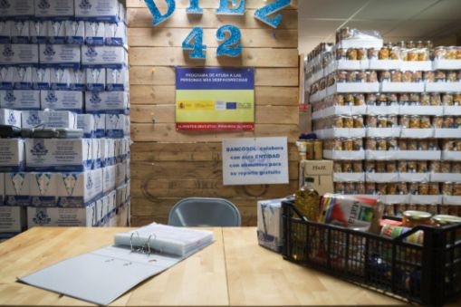 Food support shelves and Diez42 supplies